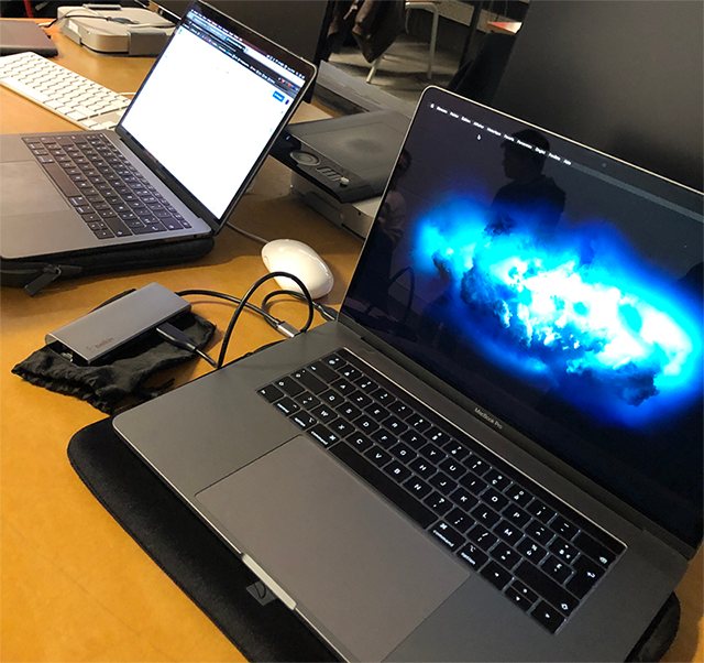 Photo du travail en classe, deux ordinateurs